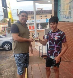 Policía devuelve dinero perdido y su gesto de honestidad se vuelve viral en Itapúa