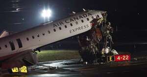 La Nación / Dos pilotos mueren en choque de avión con camión de bomberos en Nueva York