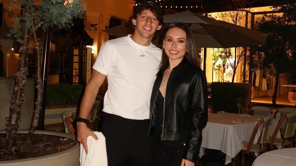 Popular / (GALERÍA) ¡Mati Galarza hizo de cantante y fotoski para su novia!