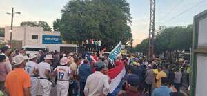 Adultos Mayores protestan sobre Mariscal López y se genera un caos vehicular - Nacionales - ABC Color