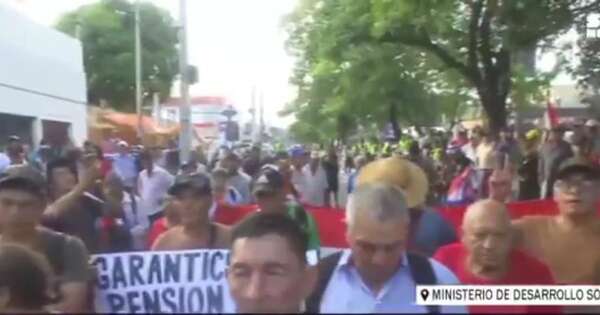 La Nación / Adultos mayores se manifiestan sobre la avenida Mcal. López y generan caos en el tránsito