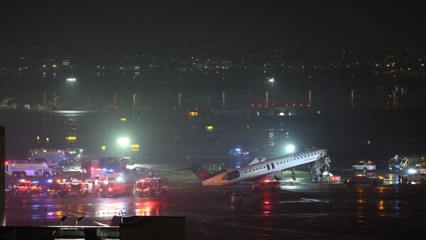 Dos muertos en el choque de un vehículo y un avión en un aeropuerto de Nueva York