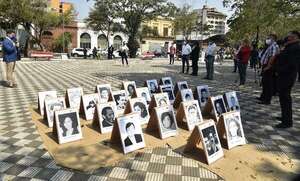 Poesía y canciones para la memoria en la Plaza de los Desaparecidos - Música - ABC Color