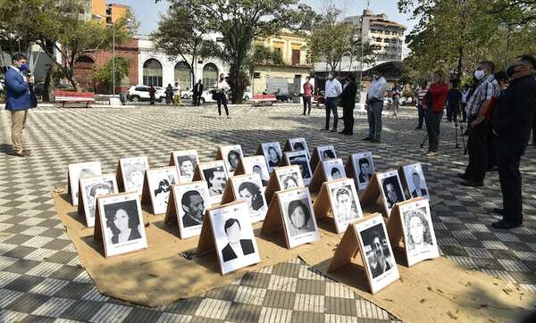 Poesía y canciones para la memoria en la Plaza de los Desaparecidos - Música - ABC Color
