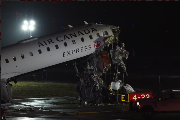 Dos muertos en choque entre avión y camión