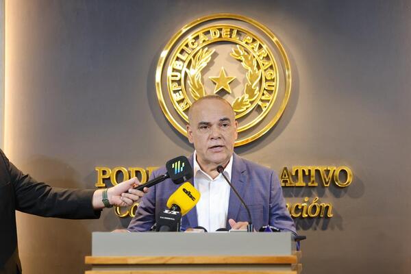 Titular del Congreso plantea eliminar bonificaciones para altos cargos del Estado