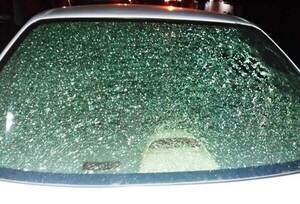 Barrabravas destrozaron auto durante disturbios •