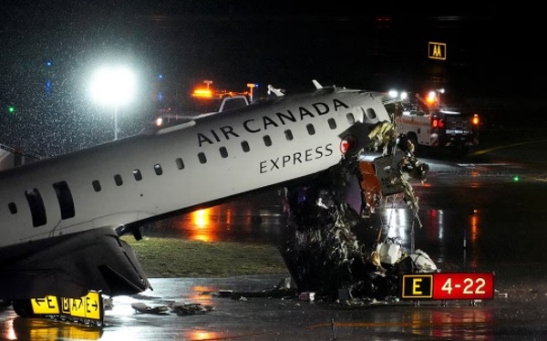 Avión de Air Canada choca con camión de bomberos en Nueva York