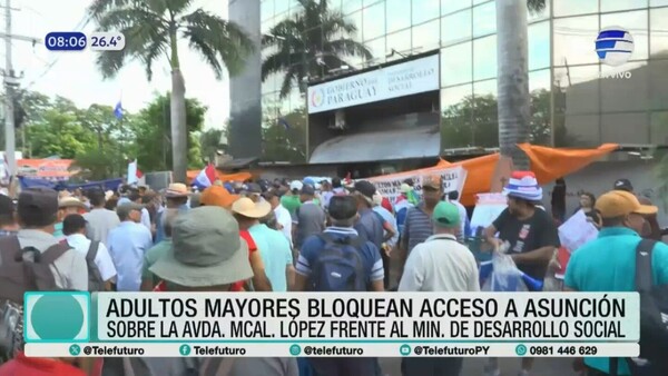 Adultos mayores se manifiestan frente al Ministerio de Desarrollo Social