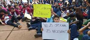 Estudiantes del CTN de Encarnación inician sentada indefinida por carencias en la institución