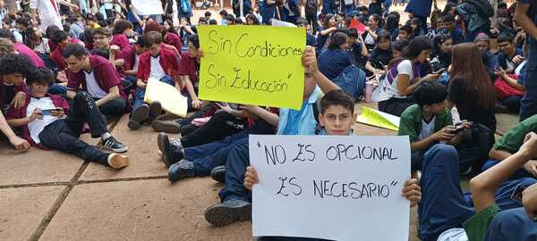 Estudiantes del CTN de Encarnación inician sentada indefinida por carencias en la institución