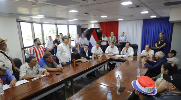 Tadeo Rojas se reúne con adultos mayores que protestan frente al MDS - Noticiero Paraguay