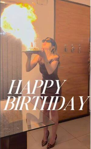 [VIDEO] Periodista apagó la velita con su "lanzafuegos"