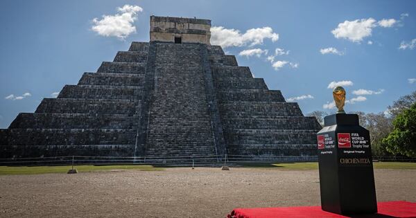 La Nación / La copa del Mundial llega a Chichén Itzá, cuna del juego de pelota maya