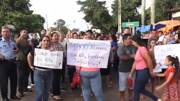 Alumnos de colegio de Capiatá siguen sin recibir kits escolares a un mes del inicio de clases