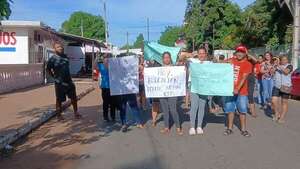 Ñemby: padres de la escuela Paz del Chaco cerraron calle en reclamo de kits escolares - Nacionales - ABC Color