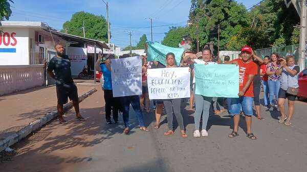 Ñemby: padres de la escuela Paz del Chaco cerraron calle en reclamo de kits escolares - Nacionales - ABC Color