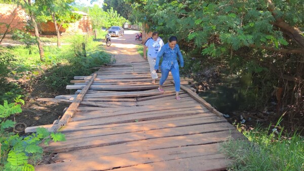 Vecinos prefieren quemar el puente antes de que ocurra alguna tragedia