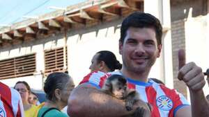 Carlos Viveros hizo campaña con un monito y le trozan