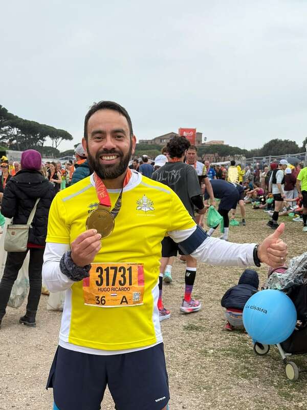 El sacerdote paraguayo que integra el equipo de atletismo del Papa  - Mundo - ABC Color