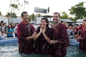Más de 300 personas se bautizan en un multitudinario evento de la iglesia «Más que Vencedores»