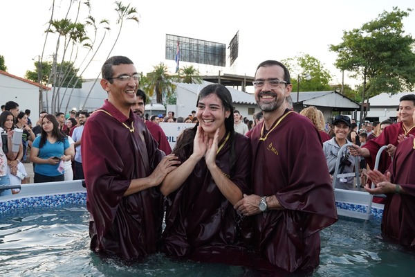 Más de 300 personas se bautizan en un multitudinario evento de la iglesia «Más que Vencedores»