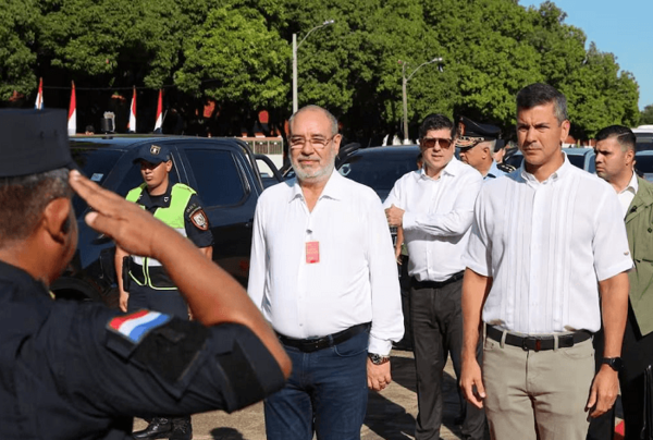 Gobierno entrega insumos, equipos tácticos y logística a la Policía Nacional - Noticiero Paraguay