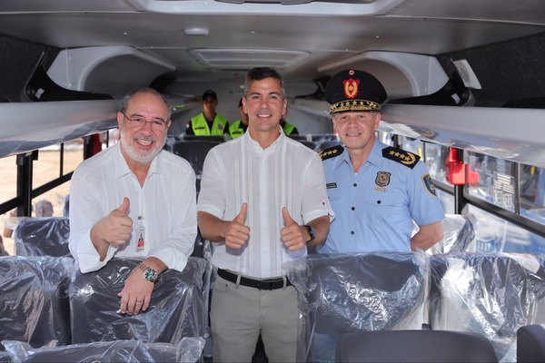 Popular / Gobierno entrega equipos y logística para reforzar a la Policía Nacional