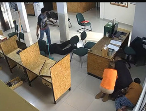 Popular / Asalto de película, se hicieron pasar por clientes y llevaron un botín millonario