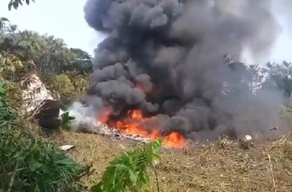 Avión militar con más de 100 soldados cae en Colombia