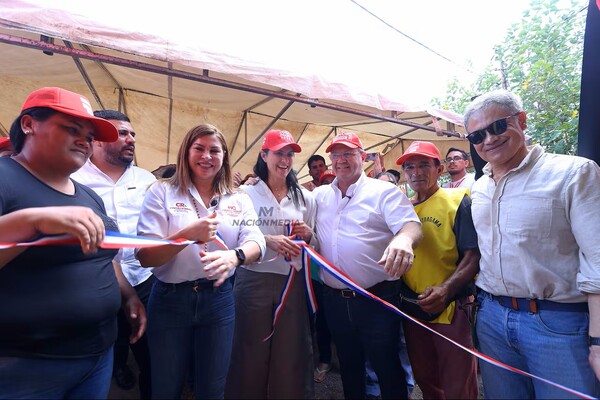 Popular / Camilo Pérez y Cynthia Romero reactivaron campaña con acción social en Cateura