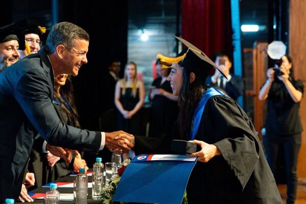 El Gobierno del Paraguay impulsa un nuevo modelo de desarrollo: Presidente Santiago Peña encabeza la graduación de 134 ingenieros de la UPTP