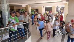 Adultos mayores soportan largas filas y calor extremo para cobrar pensión  - Nacionales - ABC Color