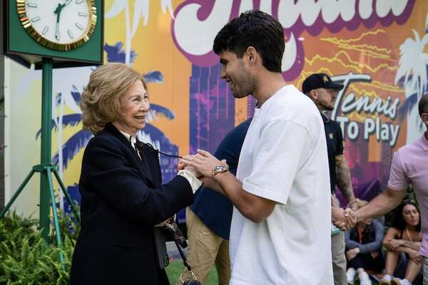 ¡Mirá las espontáneas fotos de la reina Sofía y el tenista Carlos Alcaraz en Miami! - Gente - ABC Color