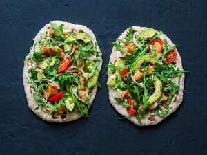 Pizza bajas calorías con queso light, tomate y aguacate: una cena liviana para empezar la semana - Gastronomía - ABC Color