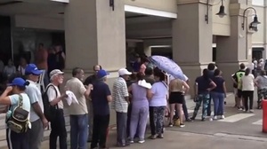 Adultos mayores soportan largas filas al sol para cobrar pensión y denuncian maltrato