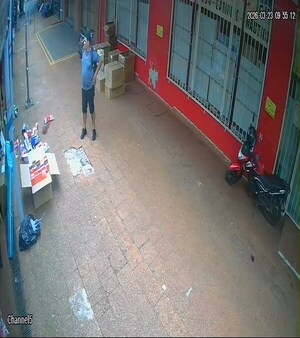 Inseguridad en el Circuito Comercial: una pareja roba un televisor de 52 pulgadas a plena luz del día