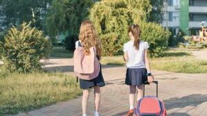 Aconsejan usar siempre shorts debajo de la pollera o del jumper de las niñas