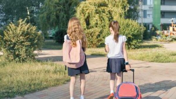 Aconsejan usar siempre shorts debajo de la pollera o del jumper de las niñas