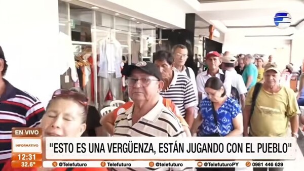 ¡Trato inhumano! Adultos mayores sufren largas filas para cobrar su pensión
