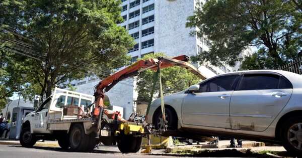 Diario HOY | Piden declarar en abandono vehículos que obstruyen la vía pública