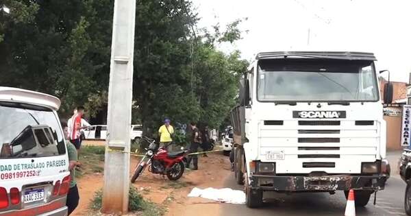La Nación / Desgracia en Capiatá: padre, madre e hijo iban en moto y tras caer fueron arrollados por un camión