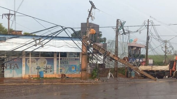 Susto en cruce de San Alberto por caída de columnas tras una fuerte tormenta
