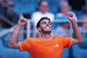 Cerúndolo derriba a Medvedev y prolonga su idilio con Miami - Tenis - ABC Color