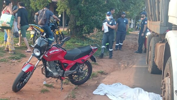 Motociclista pierde el equilibrio, cae bajo las ruedas de un camión y muere aplastado en Capiatá