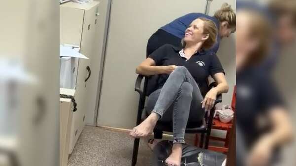 Video: funcionarias en modo “spa” no tomaron denuncia de una mujer en San Lorenzo - Nacionales - ABC Color