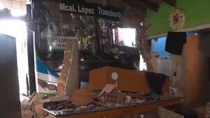 Colectivo derrumba parte de una casa en San Lorenzo: “Mi hija se salvó de milagro”, dice el afectado