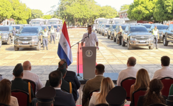 Policía recibe equipamientos y vehículos