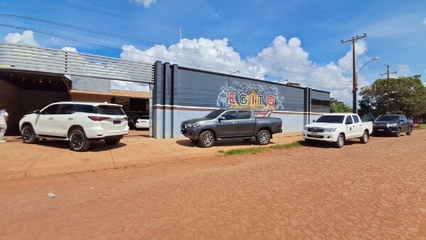 Policía allana un lavadero y demora al encargado tras sicariato en Pedro Juan Caballero