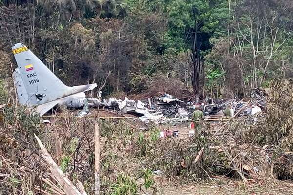 Al menos 33 muertos deja accidente de avión militar en Colombia  - Mundo - ABC Color
